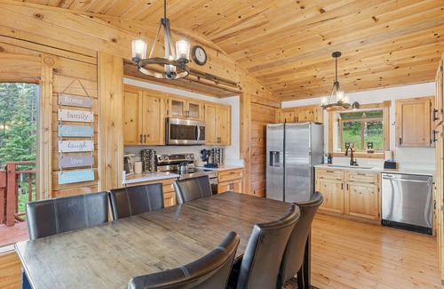 Quandary Village House | AMAZING MTN VIEWS!Hot Tub!Pets!Game Room!Sauna!Fitness Equipment!Near Trails!