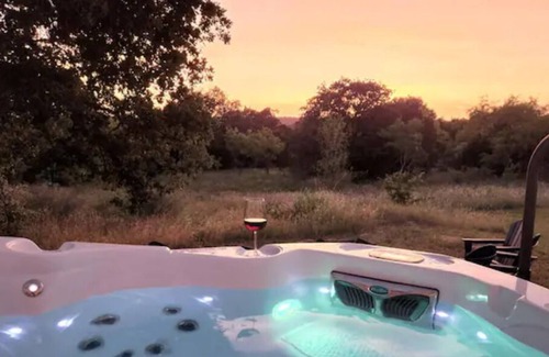 Mineral Wells House | Amazing & Quiet Barndominium with Hot Tub