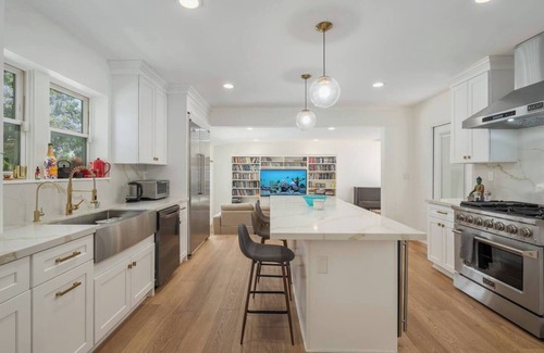 Tarzana House | Amazing retreat with a pool and privacy
