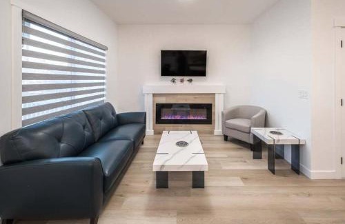 Lynnwood Ridge House | AMAZING Value! Near Downtown, Large 3BR! FREE Banff Pass, Wine, Netflix, Parking! Groups of up to 16 - Ask us!