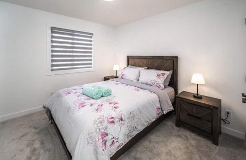 Lynnwood Ridge House | AMAZING Value! Near Downtown, Large 3BR! FREE Banff Pass, Wine, Netflix, Parking! Groups of up to 16 - Ask us!