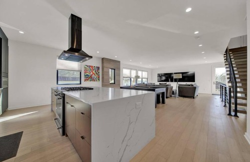 Charlotte House | AMAZING VIEWS Rooftop Patio, Gym and Game room