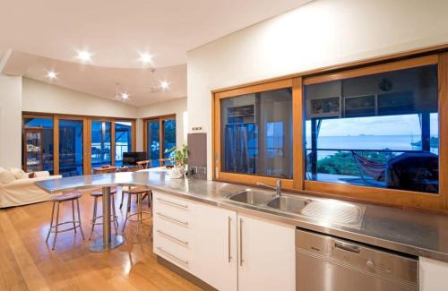 Cannonvale House | Amazing Whitsunday Views at High Tide