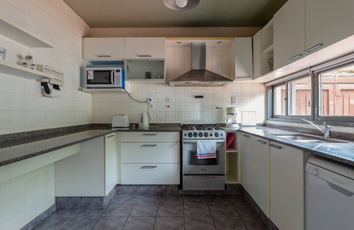 Chacras de Coria House | Amplia y cálida rodeada de verde con seguridad