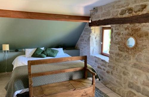 Saint-Merd-les-Oussines Bed & Breakfast | Ancien Prieure Chambre King Size avec sauna et bain nordique privatifs en extérieur
