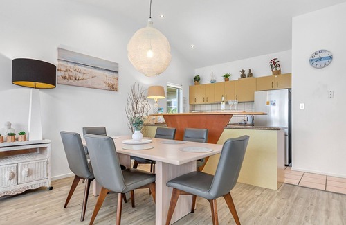 Sunshine Beach Apartment | Andari Apartment 2, Sunshine Beach, Beachfront Street and just steps to Surf-club