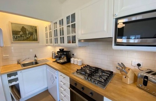 Crackenback Cottage | Andrea's White House Mini Residence * sleeps 6 * relax & unwind in comfort