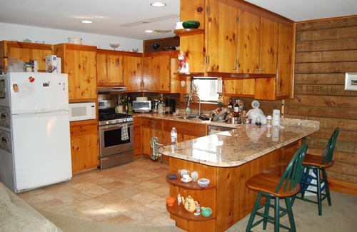 Patrick Henry House | Anna Valley Farm Log Home-1/2 hr to UVA, close to Wineries, fiber internet!