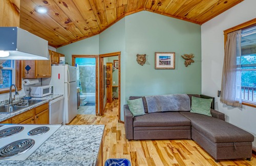 Harrison Cabin | Antenna Pine Cabin - Hikers Paradise, Hikers Paradise with cell phone reception and wifi