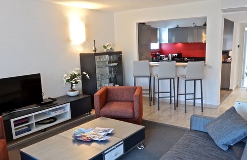 Cap-d'Antibes Apartment | Antibes: Superb air-conditioned T2 200m from the beaches Room with Terrace, closed park