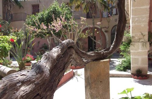 Trapani City Centre Apartment | Antica Corte delle Ninfee, Historical Private Villa