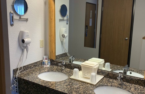 Gardiner Hotel | Antler Lodge - Gardiner MT