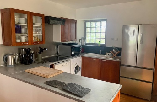 Saint-Derrien Cottage | Apart. duplex in a former dairy for 11 people max 25 minutes from the beaches