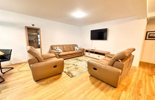 Suceava County Apartment | Apartament Spatios cu Jacuzzi si Curte Privata