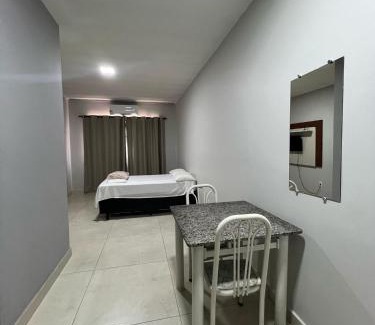 Patos de Minas Apartment | Apartamento 112 - Suíte com ar condicionado