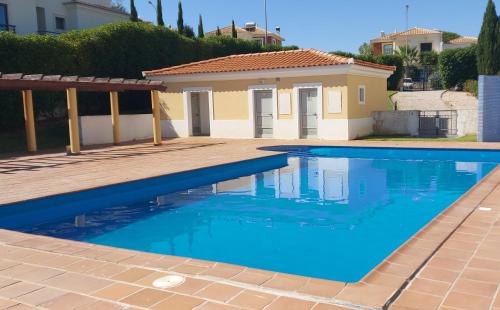 Monte Raposo Apartment | Apartamento piscina 5 minutos praia