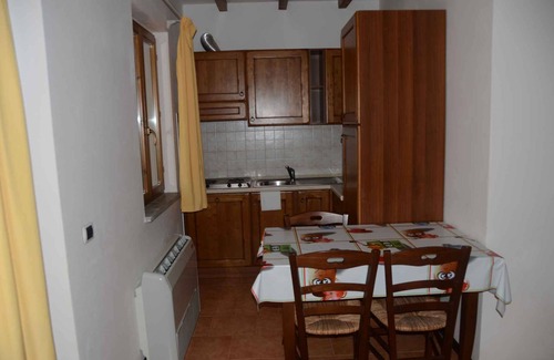 Campiglia Marittima Condo | Apartement mit Klimaanlage und Außenpool