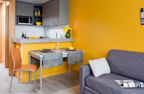 Issy-les-Moulineaux Apartment | Aparthotel Adagio 4personnes paris 15eme,parking inclus ,proche Arena et parc expo