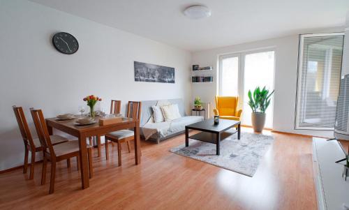 Prosek Apartment | Apartmán u METRA, 4 hosté, parking free, blízko O2 arena