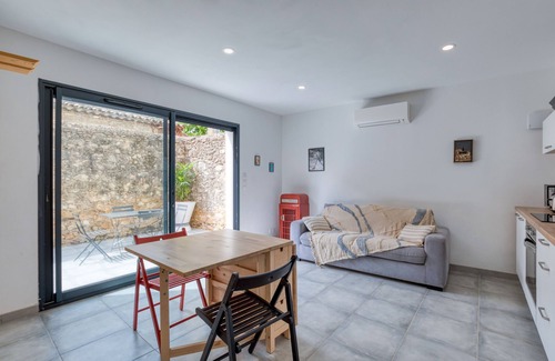 Saint-Genies-de-Fontedit Apartment | Apartment 'Le Poulailler D'alice' with Private Terrace, Wi-Fi and Air Conditioning