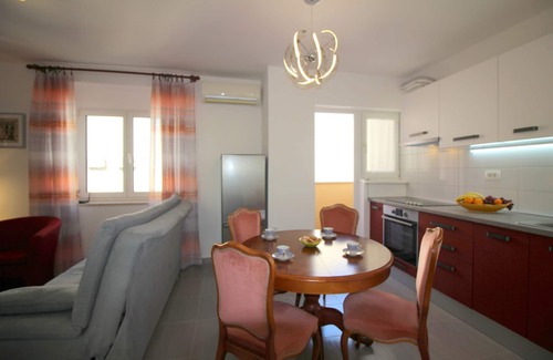 City Center Apartment | Apartment Agata with sea view and close to the beach