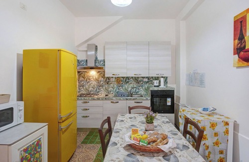 San Lazzaro Apartment | Apartment 'Alba' with Sea View, Shared Terrace and Wi-Fi