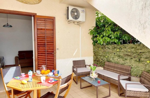 Caucana-finaiti-casuzze-finaiti Nord Apartment | Apartment 'Appartamento Giglio' with Private Terrace and Air Conditioning