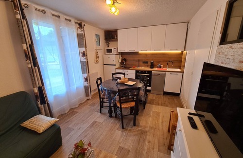 Bielle Apartment | Apartment 'Appartement 2 Chambres Valle Ossau' with Mountain View, Shared Pool and Wi-Fi