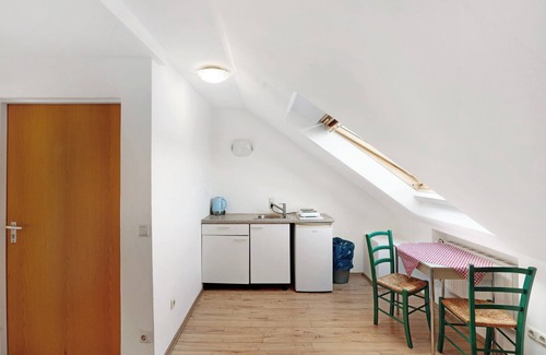 Munchen District Apartment | Apartment 'Appartement 5' with Shared Terrace and Wi-Fi