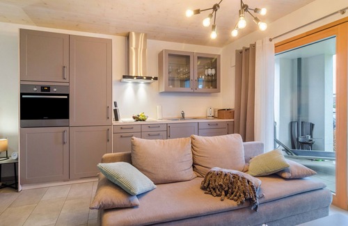 Ueberlingen Apartment | Apartment 'Aquamarin' with Mountain View, Private Terrace and Wi-Fi