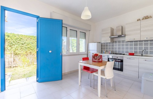 Punta Braccetto Apartment | Apartment 'Attinia' with Private Terrace, Wi-Fi and Air Conditioning
