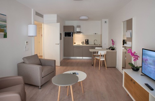 Beziers City Centre Apartment | Apartment-Bathroom and shower-T2