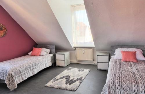 Jakobshof Apartment | Apartment Bayreuth, Große Ferienwohnung im Haus mit Kunst, 3 Schlafzimmer, Küche, Parkplatz