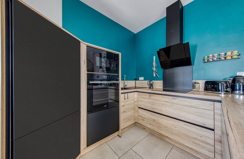 Bourg-sur-Gironde Apartment | Apartment 'Bellevue' with Wi-Fi and Air Conditioning