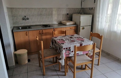 Rukavac Apartment | Apartment Branko - with parking; A2(4) - Cove Rukavac, Island Vis, Croatia