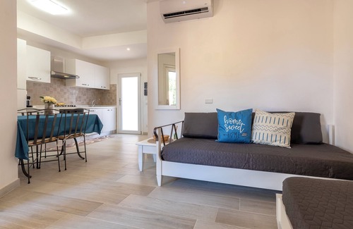 Canneddi Apartment | Apartment 'Calarossa Beach House' with Sea View, Wi-Fi and Air Conditioning
