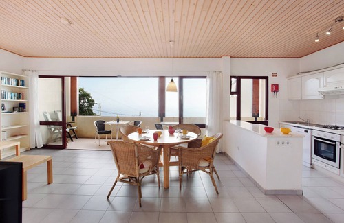 Canico Apartment | Apartment 'Casa Conny' with Sea View, Balcony and Wi-Fi
