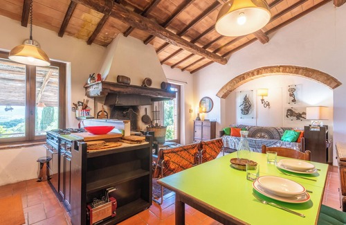 Murlo Apartment | Apartment 'Casa Rosa A Murlo' with Shared Pool, Wi-Fi and Air Conditioning