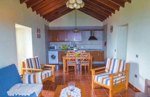Mocanal Apartment | Apartment 'Casa Rural Los Perales - El Castaño' with Sea View, Shared Terrace and Wi-Fi
