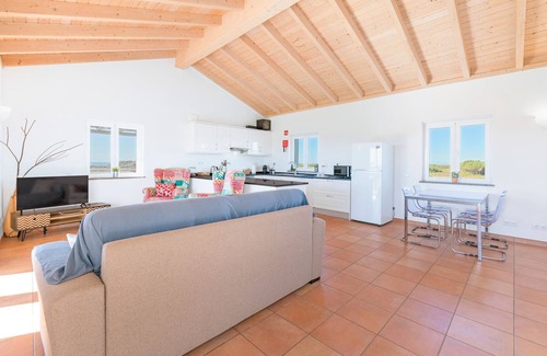 Cavaleiro House | Apartment 'Courela da Serva' with Sea View, Shared Pool and Wi-Fi Access
