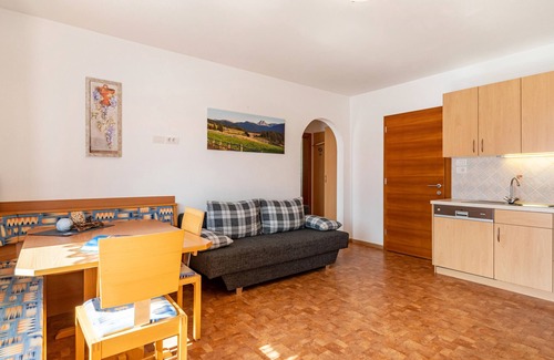 Chifa Apartment | Apartment 'Dorfblick' with Mountain View, Shared Garden and Wi-Fi