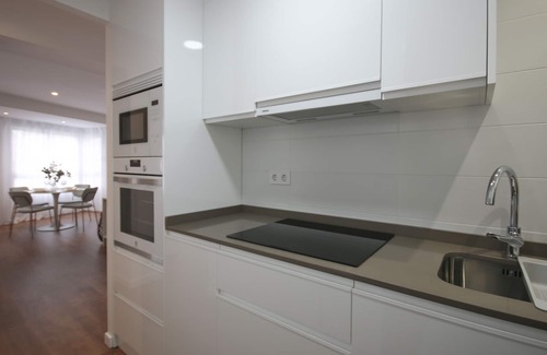 Castello de la Plana Apartment | Apartment 'Amage Suite' with Shared Terrace, Wi-Fi and Air Conditioning