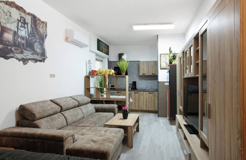 Kloster Lehnin Apartment | Apartment 'Ferienwohnung Ostsee' with Shared Terrace, Wi-Fi and Air Conditioning