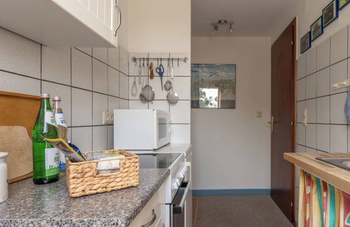 Nordstrand Apartment | Apartment 'Ferienwohnung Silbermöwe' with Shared Terrace, Shared Garden and Wi-Fi