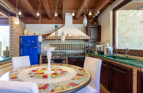 Caltagirone House | Apartment 'Giusa' with Shared Pool, Wi-Fi and Air Conditioning