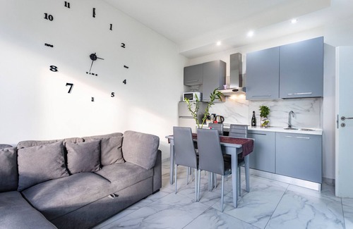 Monza Apartment | Apartment 'Grand Prix Monza - Autodromo F1' with Balcony, Wi-Fi and Air Conditioning