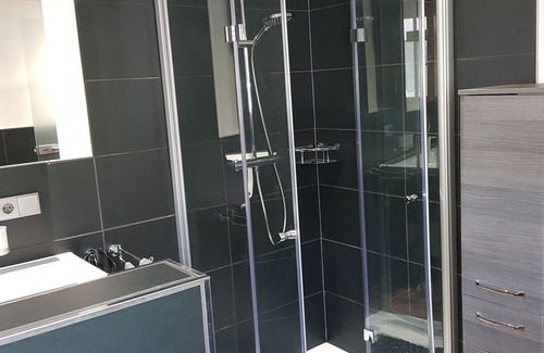 Illmensee Apartment | Apartment 'Haus Am See' with Lake View, Shared Garden and Wi-Fi