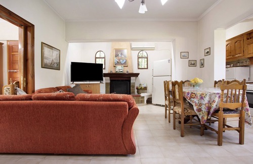 Agia Marina Apartment | Apartment 'Heaven's Resort' with Mountain View, Wi-Fi and Air Conditioning