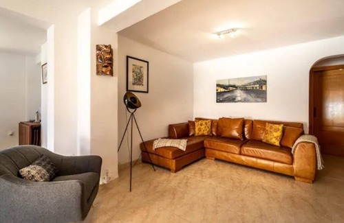 Bell Horizo Apartment | Apartment 'House of Barnaby' with Sea View, Shared Pool, A/C & Wi-Fi