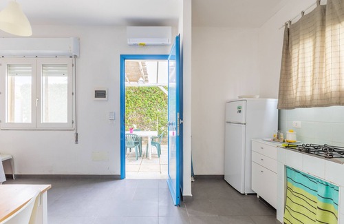 Punta Braccetto Apartment | Apartment 'Ibiscus' with Private Terrace, Wi-Fi and Air Conditioning